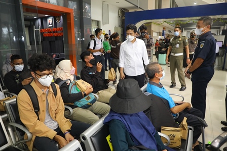 Wakil Gubernur Jatim Emil Elestianto Dardak menyapa calon penumpang KA di Stasiun Gubeng Surabaya.