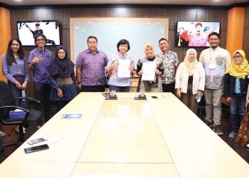 Foto bersama setelah penandatanganan nota kesepahaman kerjasama atau Memorandum of Understanding (MoU) antara Stikosa-AWS dengan JTV.