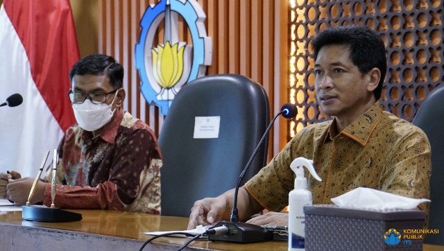 Diskusi yang dipimpin oleh Direktur Utama DAS Certification Herry Priyono (kiri) dan Wakil Rektor IV ITS Bambang Pramujati.