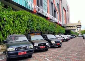 Dokumnetasi puluhan mobil dinas Pemkot Surabaya yang diparkir di gedung Pemkot Surabaya.