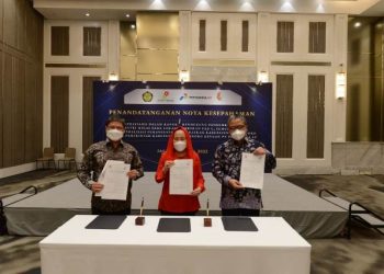 Bupati Bojonegoro Anna Mu'awanah dan dari pihak Pertamina EP usai penandatanganan nota kesepahaman.