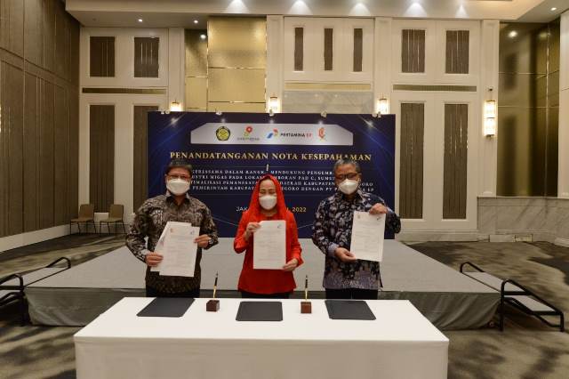 Bupati Bojonegoro Anna Mu'awanah dan dari pihak Pertamina EP usai penandatanganan nota kesepahaman.