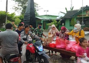 Kegiatan bagi takjil dan masker yang dilaksanakan serentak di Kodim 0813 Bojonegoro dan jajaran Koramil setempat.