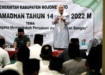 Bupati Bojonegoro Anna Mu'awanah menghadiri Safari Ramadan di Masjid Dusun Duwel, Desa Bondol, Kecamatan Ngambon.