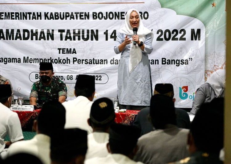 Bupati Bojonegoro Anna Mu'awanah menghadiri Safari Ramadan di Masjid Dusun Duwel, Desa Bondol, Kecamatan Ngambon.
