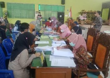 Pencairan beasiswa dilakukan di aula Dinas Pendidikan Kabupaten Bojonegoro.