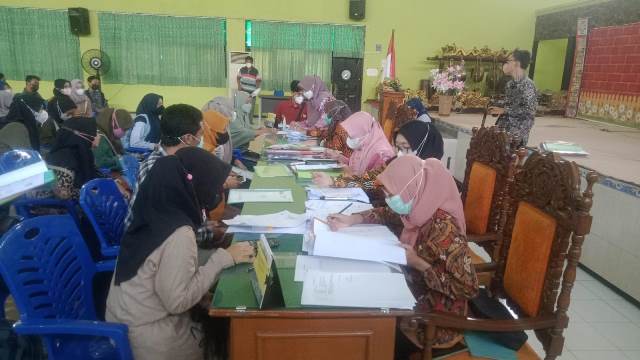Pencairan beasiswa dilakukan di aula Dinas Pendidikan Kabupaten Bojonegoro.