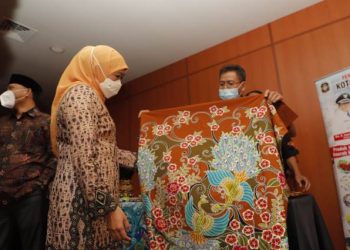 Gubernur Jawa Timur Khofifah Indar Parawansa dalam misi dagang Jatim dengan Kalimantan Selatan yang dilaksanakan di 
Ballroom Neptunus Galaxy Hotel Banjarmasin.