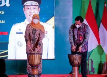 Sekretaris Daerah Provinsi Kalsel Roy Rizali Anwar dan Gubernur Khofifah menabuh Kendang Jimbe sebagai tanda dibukanya misi dagang dan investasi Jatim-Kalsel yang diikuti oleh total 172 pelaku usaha.