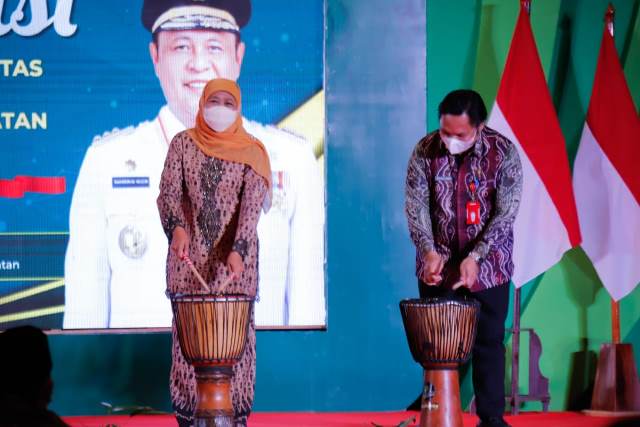 Sekretaris Daerah Provinsi Kalsel Roy Rizali Anwar dan Gubernur Khofifah menabuh Kendang Jimbe sebagai tanda dibukanya misi dagang dan investasi Jatim-Kalsel yang diikuti oleh total 172 pelaku usaha.