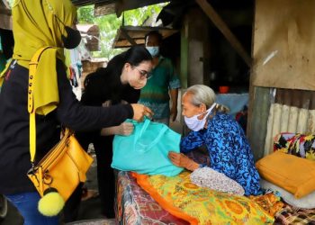 Arumi Bachsin memberikan bantuan sembako ke rumah warga, utamanya bagi para lansia yang tinggal di kawasan Kampung Sukolilo Sepeda Air.