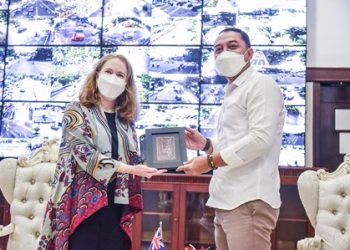 Wali Kota Surabaya Eri Cahyadi dan Konsulat Jenderal (Konjen) Australia di Surabaya, Fiona Hoggart.