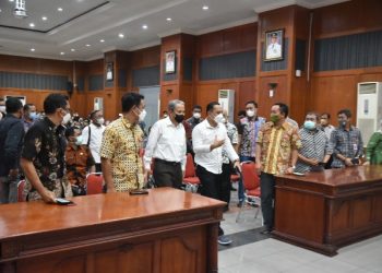 Wali Kota Surabaya Eri Cahyadi sebelum memberi pengarahan terkait evaluasi Rencana Strategis (Renstra) perangkat daerah tahun 2021-2026 dan penyusunan perencanaan tahun anggaran 2023, untuk akselerasi program kerja prioritas tahun 2021-2026 di Kota Surabaya.