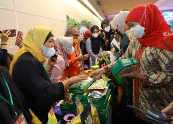 Gubernur Jawa Timur Khofifah Indar Parawansa dalam Misi Dagang dan Investasi antara Provinsi Jawa Timur dengan Provinsi Gorontalo di Maqna Hotel  Gorontalo.