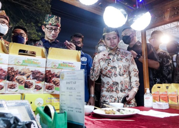Wakil Gubernur Jatim Emil Elestianto Dardak bersama Menteri Pariwisata dan Ekonomi Kreatif Sandiaga Salahuddin Uno saat membuka Festival 1001 Menu Bebek Tahun 2022 di Bangkalan.