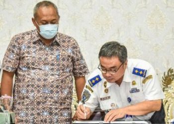 Penandatanganan naskah perjanjian dan Berita Acara Serah Terima (BAST) Barang Milik Daerah (BMD), di ruang sidang wali kota Surabaya.