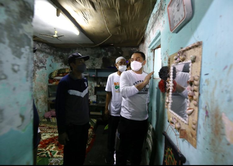 Wali Kota Surabaya Eri Cahyadi saat meninjau rumah warga penerima program Rutilahu.