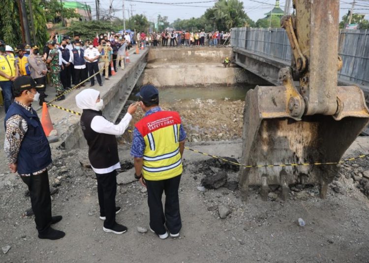 Gubernur Jawa Timur Khofifah Indar Parawansa saat meninjau revitalisasi Jembatan Ngaglik Lamongan yang ambles.