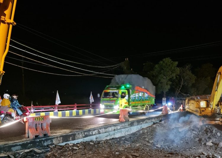 Dinas Perhubungan Jatim melakukan rekayasa lalu lintas pasca amblesnya jembatan Ngaglik Lamongan yang kini sedang dalam tahap revitalisasi.