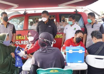Vaksinasi booster yang digelar oleh Polresta Sidoarjo di lingkungan Pasar Suko, Sidoarjo.