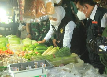 Gubernur Jatim Khofifah Indar Parawansa saat meninjau ketersediaan dan harga bahan pokok di Pasar Larangan, Sidoarjo.