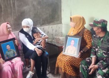 Gubernur Jawa Timur Khofifah Indar Parawansa menyambangi kediaman almarhum Sertu Eka Andrianto Hasugian di Dusun Sawo, Desa Dungus, Kecamatan Sukodono, Sidoarjo.