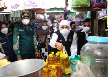 Gubernur Jawa Timur Khofifah Indar Parawansa turun lapangan memastikan ketersediaan dan harga bahan pokok di Pasar Larangan, Kabupaten Sidoarjo.