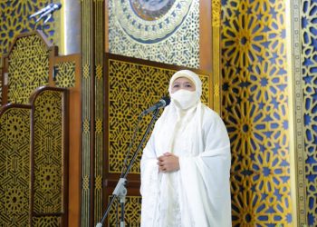 Gubernur Jatim Khofifah Indar Parawansa jelang salat Isya di Masjid Al Akbar Surabaya.