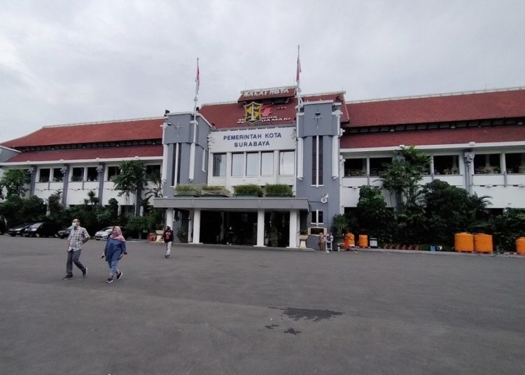 Foto ilustrasi: gedung Balai Kota Surabaya.