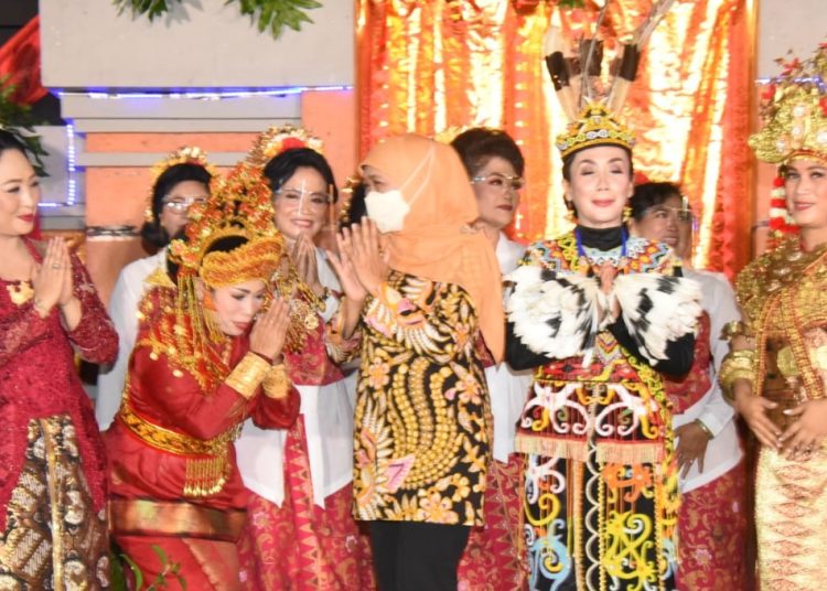 Gubernur Jawa Timur Khofifah Indar Parawansa menghadiri perayaan Dharma Santi Hari Raya Nyepi Tahun Baru Saka 1944 di Komplek Pura Segara, Kenjeran.