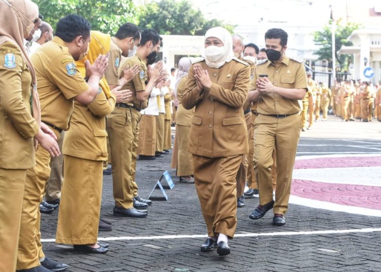 Gubernur Jawa Timur Khofifah Indar Parawansa dan Wakil Gubernur Emil Elestianto Dardak usai apel pagi di halaman kantor gubernur Jawa Timur, Jalan Pahlawan No. 110 Surabaya.