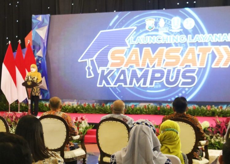 Gubernur Jawa Timur Khofifah Indar Parawansa meluncurkan Layanan Samsat Kampus, di Kampus C Universitas Airlangga Surabaya.