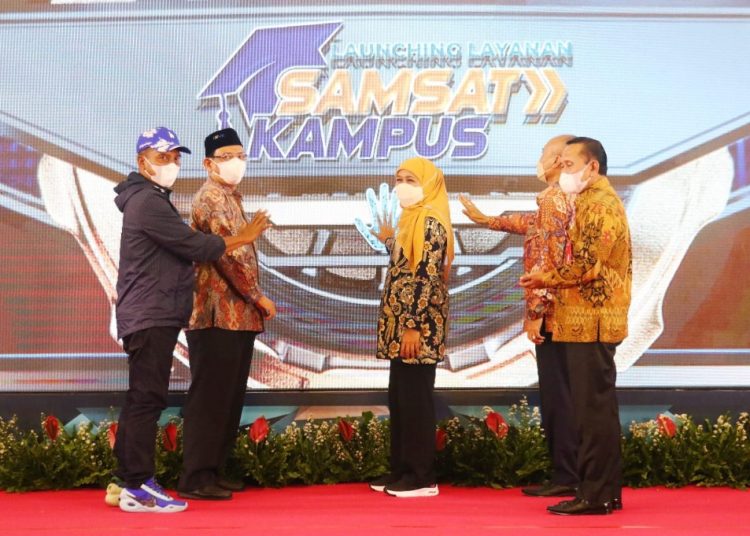 Suasana peluncuran layanan Samsat Kampus, di Kampus C Universitas Airlangga Surabaya.