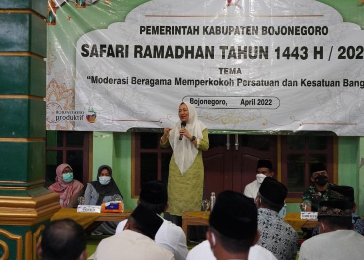 Bupati Bojonegoro Anna Mu'awannah saat sambung roso di Dusun Wedegan, Desa Panjang, Kecamatan Kedungadem, Kabupaten Bojonegoro.