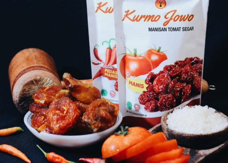 Kemasan Kurmo Jowo, camilan kurma yang dibuat dengan bahan tomat.