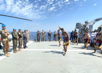 Tari Perang dari Papua ditampilkan oleh prajurit KRI SIM saat menjadi tuan rumah para pejabat tinggi UNIFIL dalam melaksanakan pertemuan/diskusi operasi.
