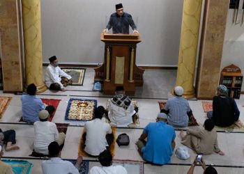 Wali Kota Surabaya Eri Cahyadi melakukan Safari Ramadan di salah satu masjid di Kota Pahlawan.