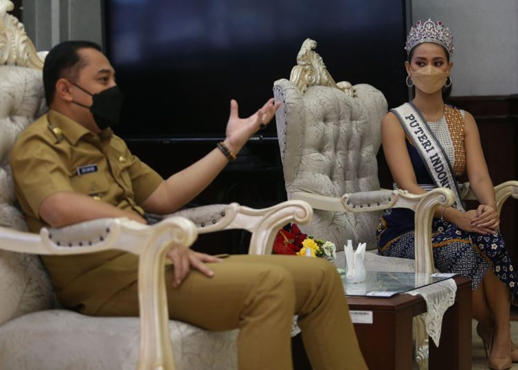 Wali Kota Surabaya Eri Cahyadi bersama Puteri Indonesia 2020, Raden Roro Ayu Maulida Putri.