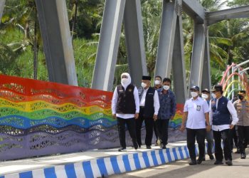 Gubernur Jawa Timur Khofifah Indar Parawansa meninjau Jembatan Pelangi di Desa Srigonco, Kecamatan Bantur, Kabupaten Malang.
