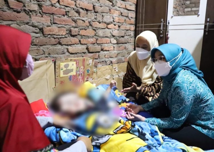 Ketua Tim Penggerak (TP) PKK Kota Surabaya Rini Indriyani dalam kunjungannya ke salah satu rumah anak penderita hidrosefalus.