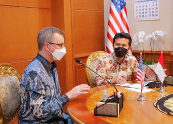 Konjen Amerika Jonathan Alan dan Wakil Gubernur Jatim Emil Elestianto Dardak.