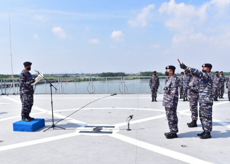 Prosesi serah terima jabatan komandan KRI Makassar-590.