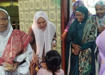 Bupati Bojonegoro Anna Mu'awanah dalam safari Ramadan di Dusun Ghoimo, Desa Bubulan, Kecamatan Bubulan.