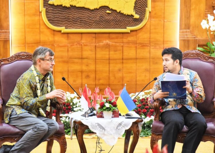 Wakil Gubernur Jawa Timur Emil Elestianto Dardak bersama Duta Besar Ukraina untuk Indonesia H.E. Dr. Vasyl Hamianin.