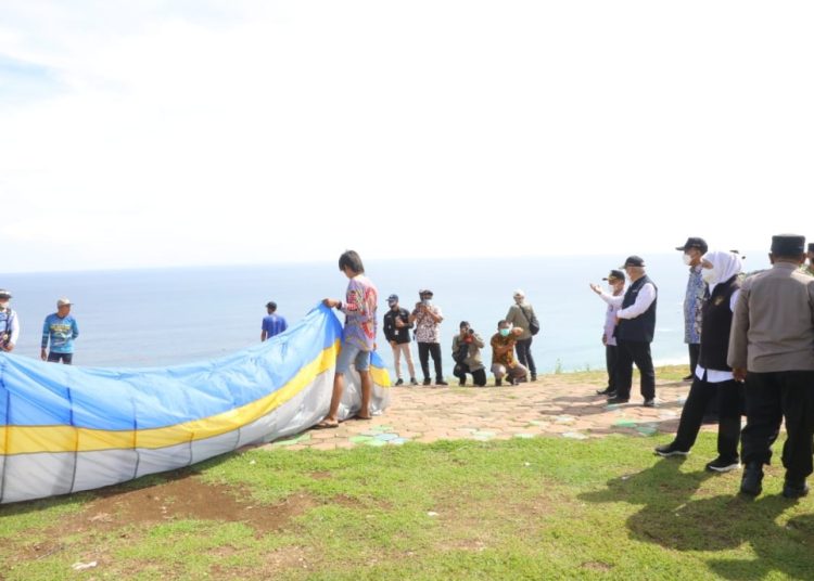 Gubernur Jatim Khofifah Indar Parawansa saat mendatangi Pantai Modangan, di Dusun Kalitekuk Desa Sumberoto Kecamatan Donomulyo, Kabupaten Malang.