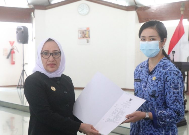 Penyerahan SK dilakukan Bupati Bojonegoro Anna Mu'awanah bertempat di Pendopo Malowopati.