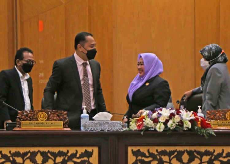 Wali Kota Surabaya Eri Cahyadi bersama para pimpinan DPRD Surabaya di ruang rapat paripurna.