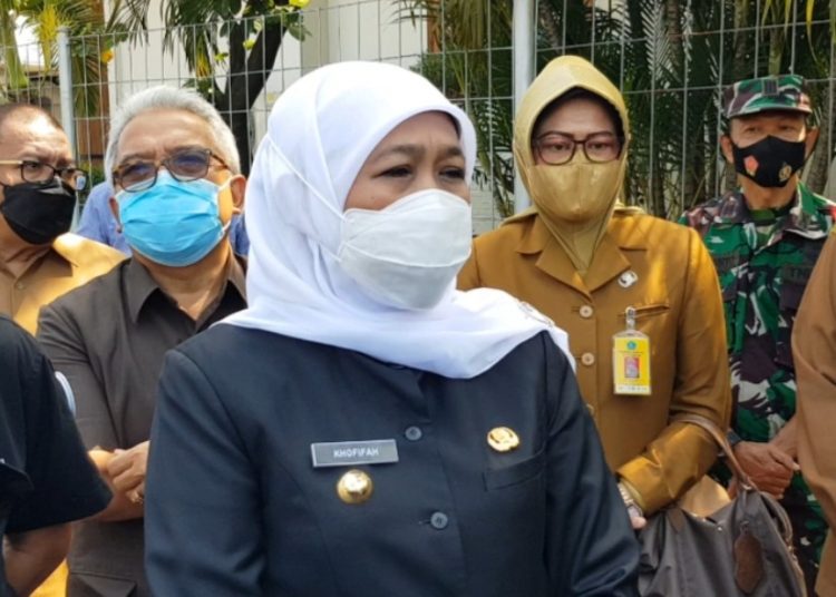 Gubernur Jatim Khofifah Indar Parawansa saat melakukan kunjungan kerja ke PT ECCO Indonesia.