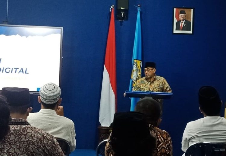 Ketua DMI Surabaya Arif Afandi dalam pelatihan dakwah digital yang diselenggarakan di kampus Stikosa-AWS.