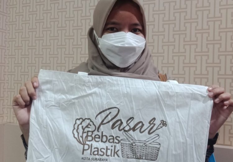 Mulai 9 April 2022, Pemkot Surabaya sudah memberlakukan Peraturan Wali Kota Surabaya (Perwali) Nomor 16 Tahun 2022 tentang Pengurangan Penggunaan Kantong Plastik.